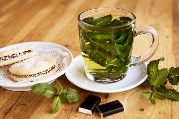 Foto una copa de té en la mesa.