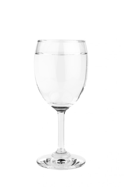 Copa de vino con agua aislado sobre fondo blanco.