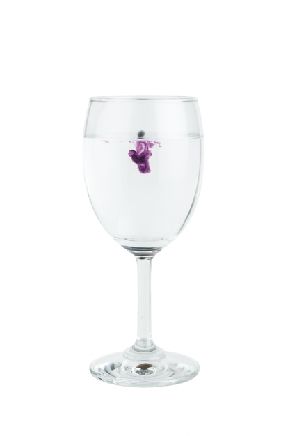 Copa de vino con agua y tinta aislado sobre fondo blanco.