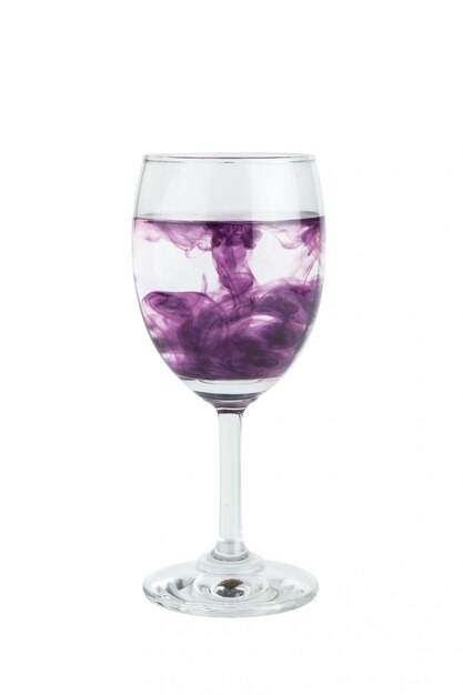 Copa de vino con agua y tinta aislado sobre fondo blanco.