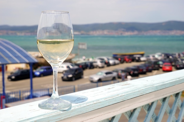 Copa con vino blanco al aire libre