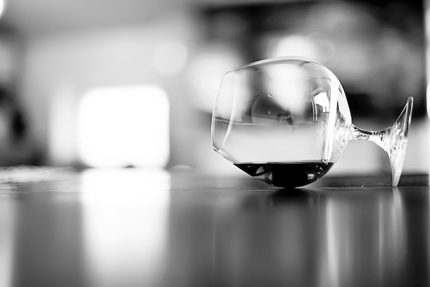 Copa de vino blanco y negro / concepto de alcohol, vasos de vidrio con vino, cartel hermoso para interior