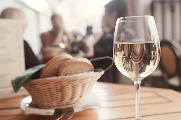 copa de vino blanco en el restaurante / vino blanco en el interior del restaurante una mesa con copas de vino, un verano romántico