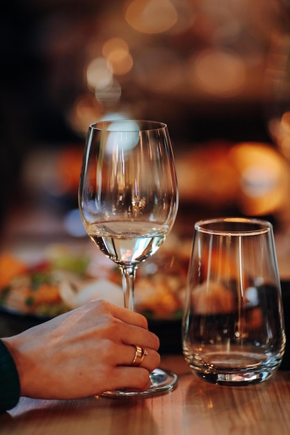 Una copa de vino blanco seco, uvas maduras y pan en la mesa en el viñedo.