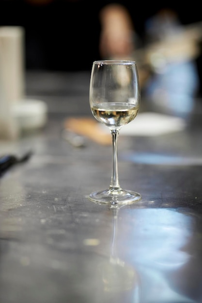 Foto una copa de vino blanco está sobre la mesa copa de vino blanco vino