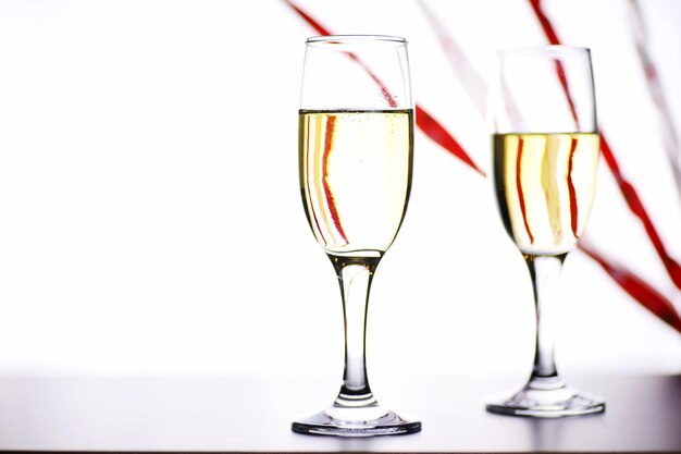 Foto copa de vino blanco sobre una mesa sobre un fondo blanco aislar