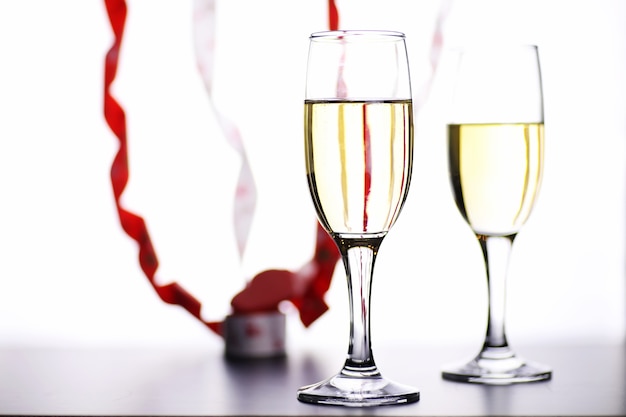 Copa de vino blanco sobre una mesa sobre un fondo blanco aislar