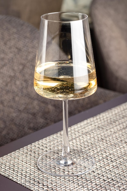 Una copa de vino blanco sobre la mesa