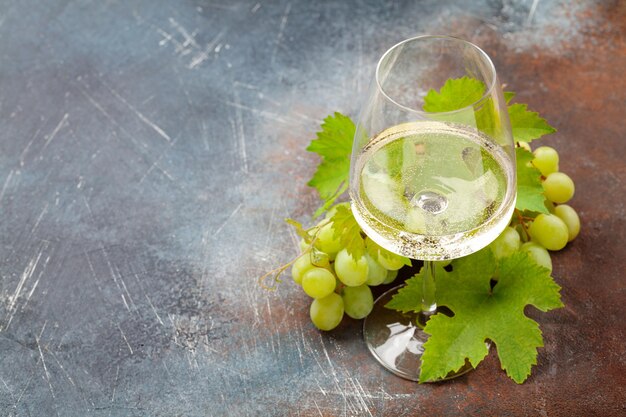 Foto copa de vino blanco y uva