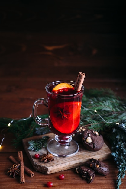 Copa de vino caliente con canela y naranja