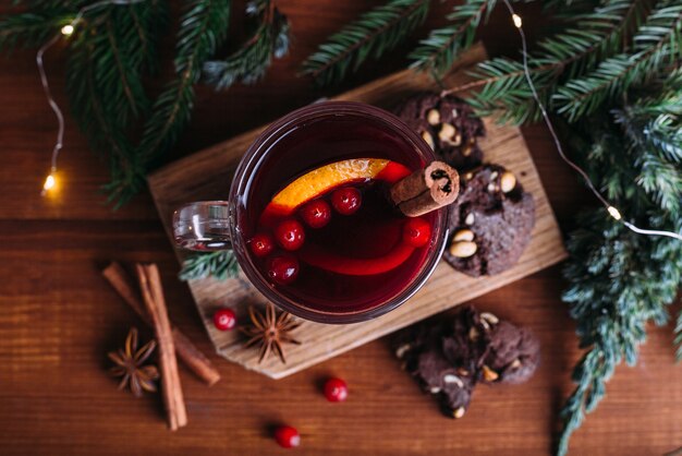 Copa de vino caliente con canela y naranja