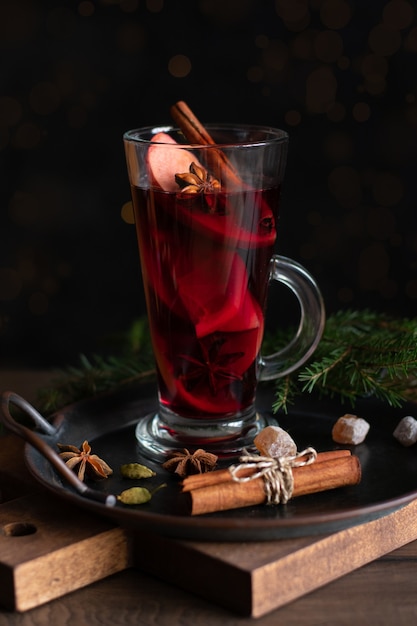 Una copa de vino caliente navideño con especias