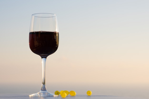 Una copa de vino en el cielo azul del atardecer