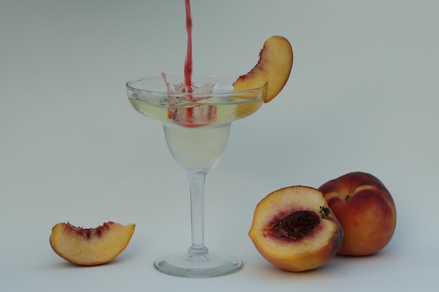 copa de vino con cóctel de frutas frías con espacio de copia