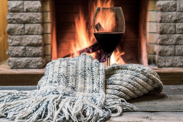 Copa de vino contra el fondo acogedor de la chimenea, concepto de higiene.