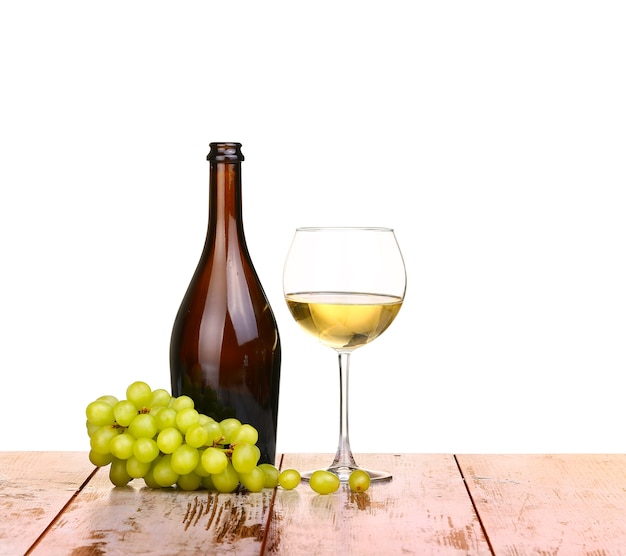 Copa de vino, una copa de vino y uvas a bordo aislado en blanco