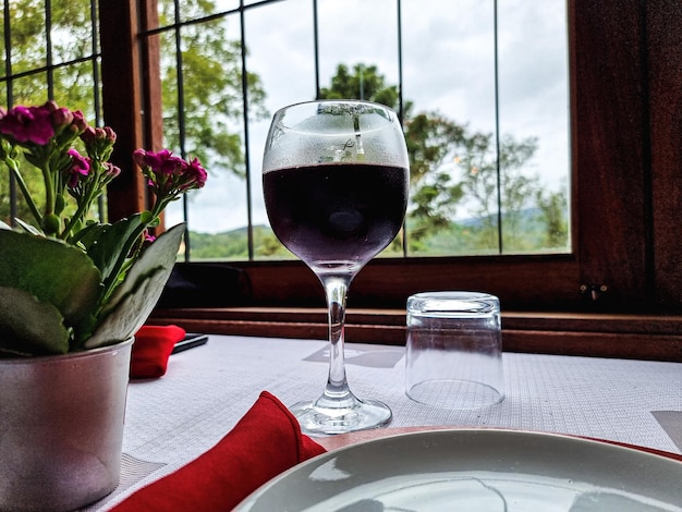 Copa de vino dentro de un restaurante