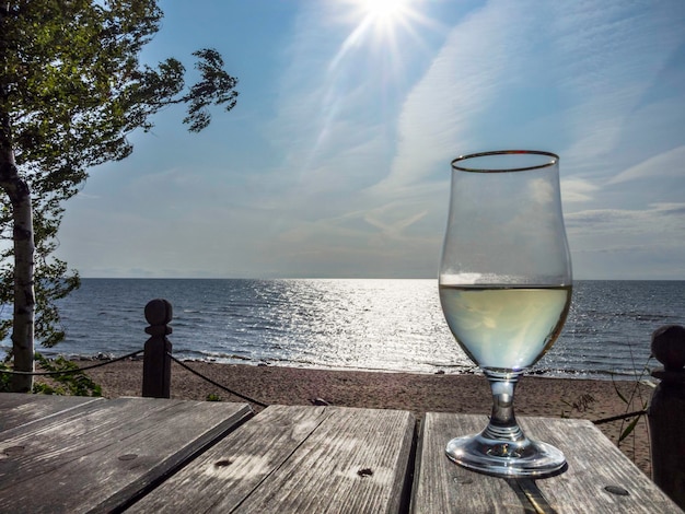 Copa de vino una hermosa vista sobre el mar tonificado