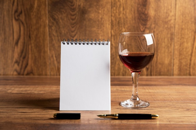 Copa de vino y libreta