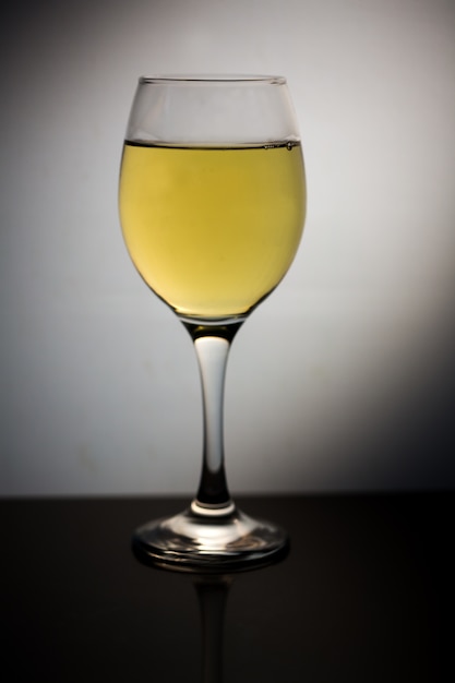 Copa de vino llena de vino blanco