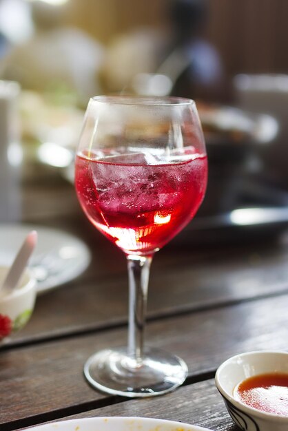 Una copa de vino en la mesa a la hora del almuerzo