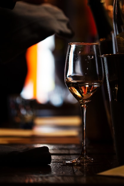 Una copa de vino en la mesa de madera del restaurante.