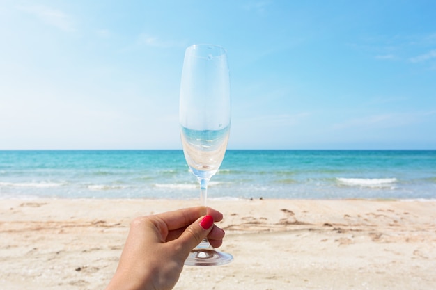 Copa de vino en la playa