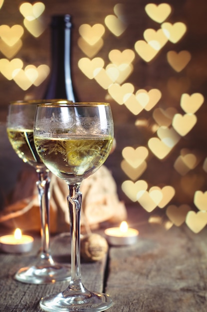 Copa con vino en el romántico día de San Valentín