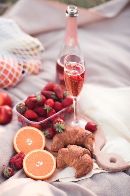 Copa de vino rosado con fresa y frutas