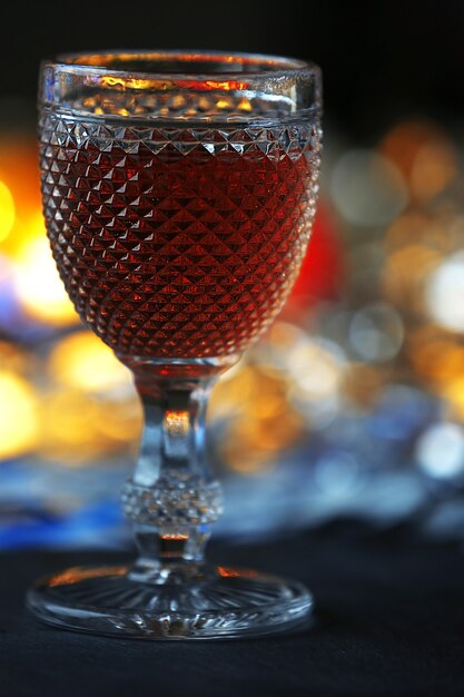 Una copa de vino rosado sobre fondo iluminado borrosa