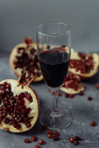 Una copa de vino con soportes de vino tinto