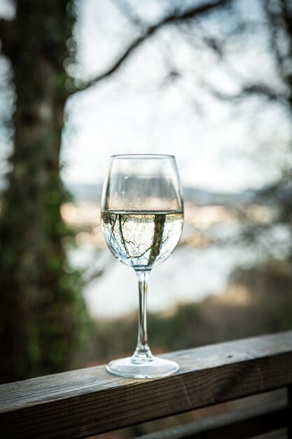 Copa de vino en la terraza de madera