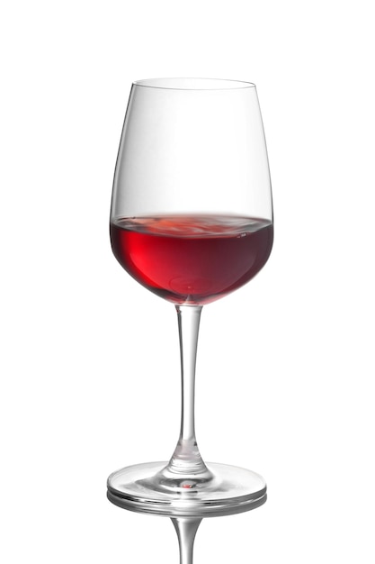 Copa de vino tinto aislado en blanco