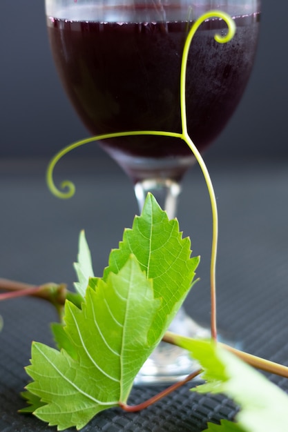 Copa de vino tinto aislado sobre fondo oscuro