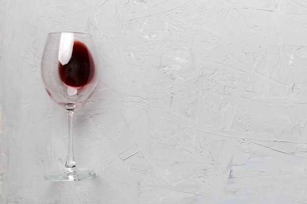 Una copa de vino tinto en la cata de vinos. Concepto de vino tinto sobre fondo de color. Vista superior, diseño plano.