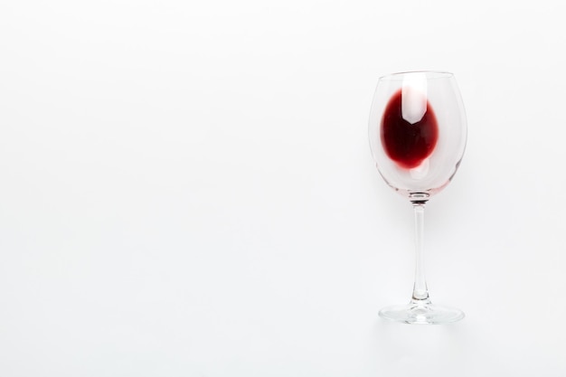 Foto una copa de vino tinto en la cata de vinos. concepto de vino tinto sobre fondo de color. vista superior, diseño plano.