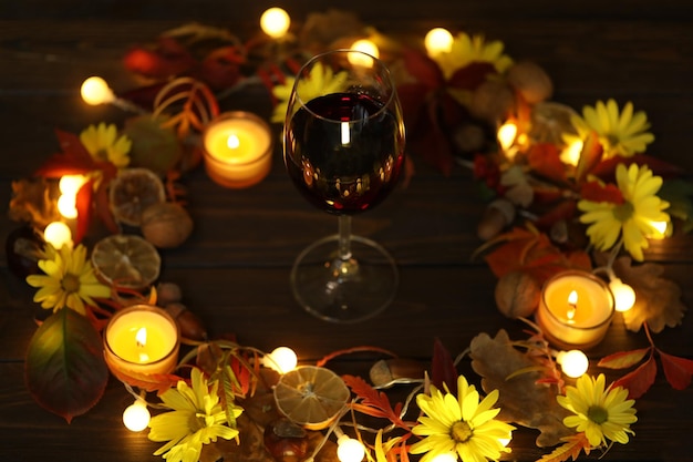 copa de vino tinto con decoración de otoño