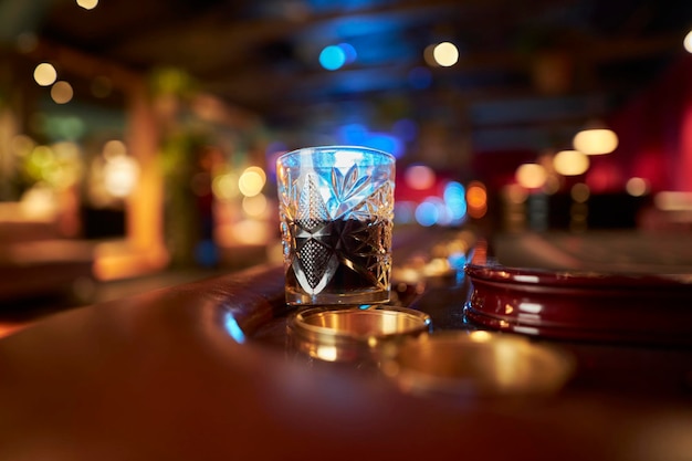 una copa de vino tinto está en el vaso de la mesa con un restaurante de degustación de vino tinto
