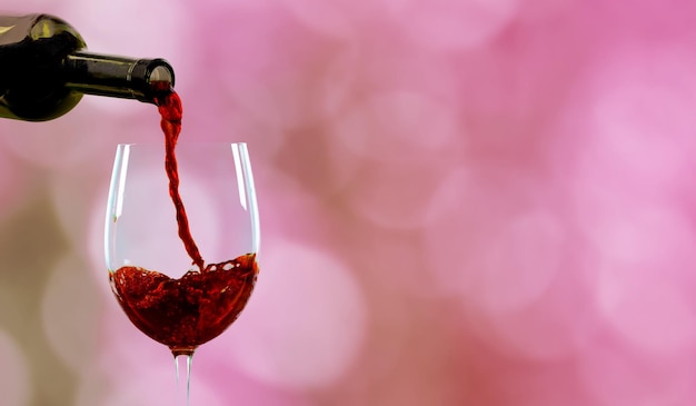 Copa de vino tinto en el fondo