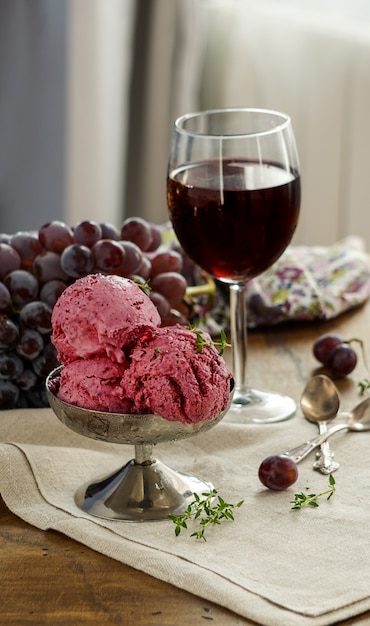 Copa de vino tinto y helado