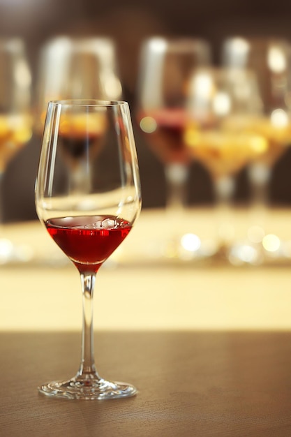 Copa de vino tinto en una mesa de cerca