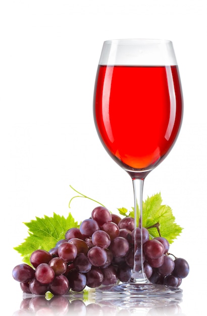 Copa de vino tinto y un racimo de uvas maduras aisladas