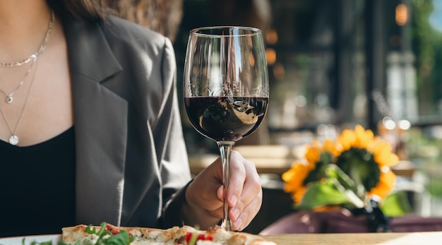 Una copa de vino tinto en un restaurante en un primer plano de la mesa