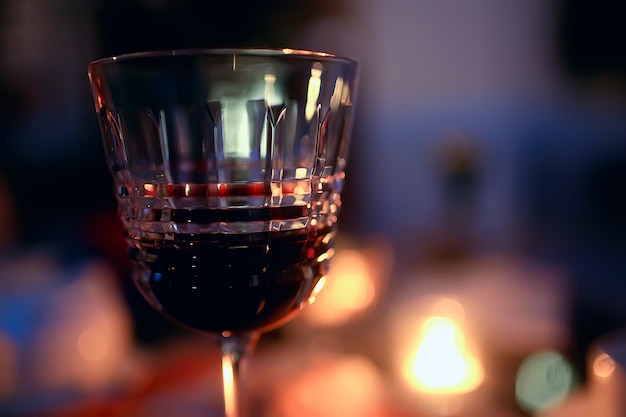 copa de vino tinto sirviendo / cena romántica en el interior del restaurante, una mesa servida con una copa de vino de uva