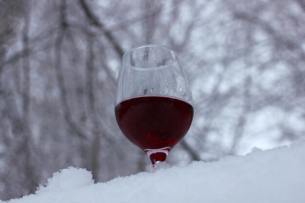 Foto una copa de vino tinto sobre un fondo blanco.