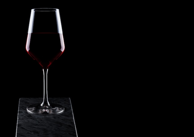 Copa de vino tinto sobre fondo negro