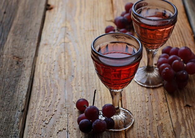 Copa de vino tinto y uva