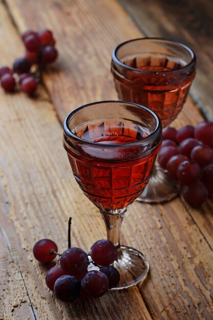 Copa de vino tinto y uva