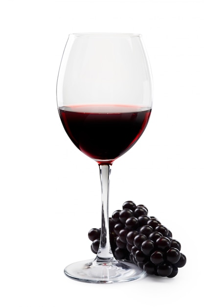 Copa de vino tinto y uvas sobre un blanco