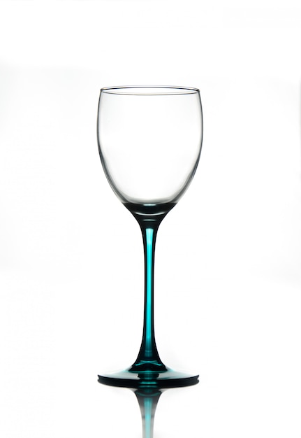 Copa de vino transparente aislado en blanco